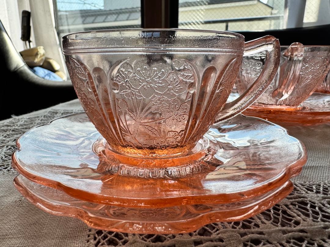 アメリカンデプレッショングラス、チェリーブロッサムカップ・ソーサー3客セット