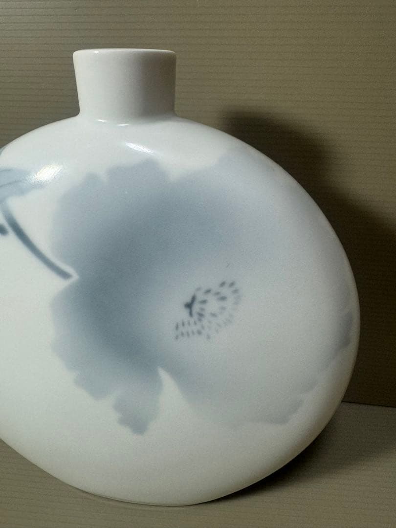 2117 深川製磁　淡釉光彩　薄墨白牡丹　花瓶