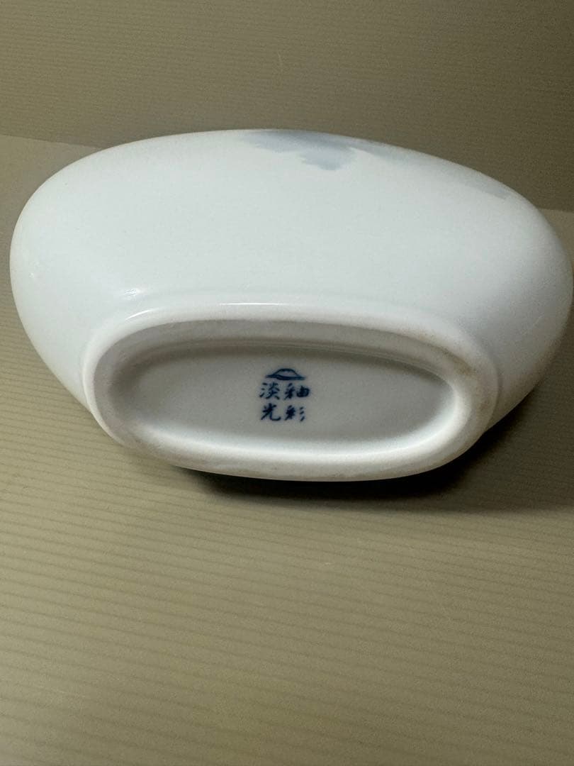 2117 深川製磁　淡釉光彩　薄墨白牡丹　花瓶