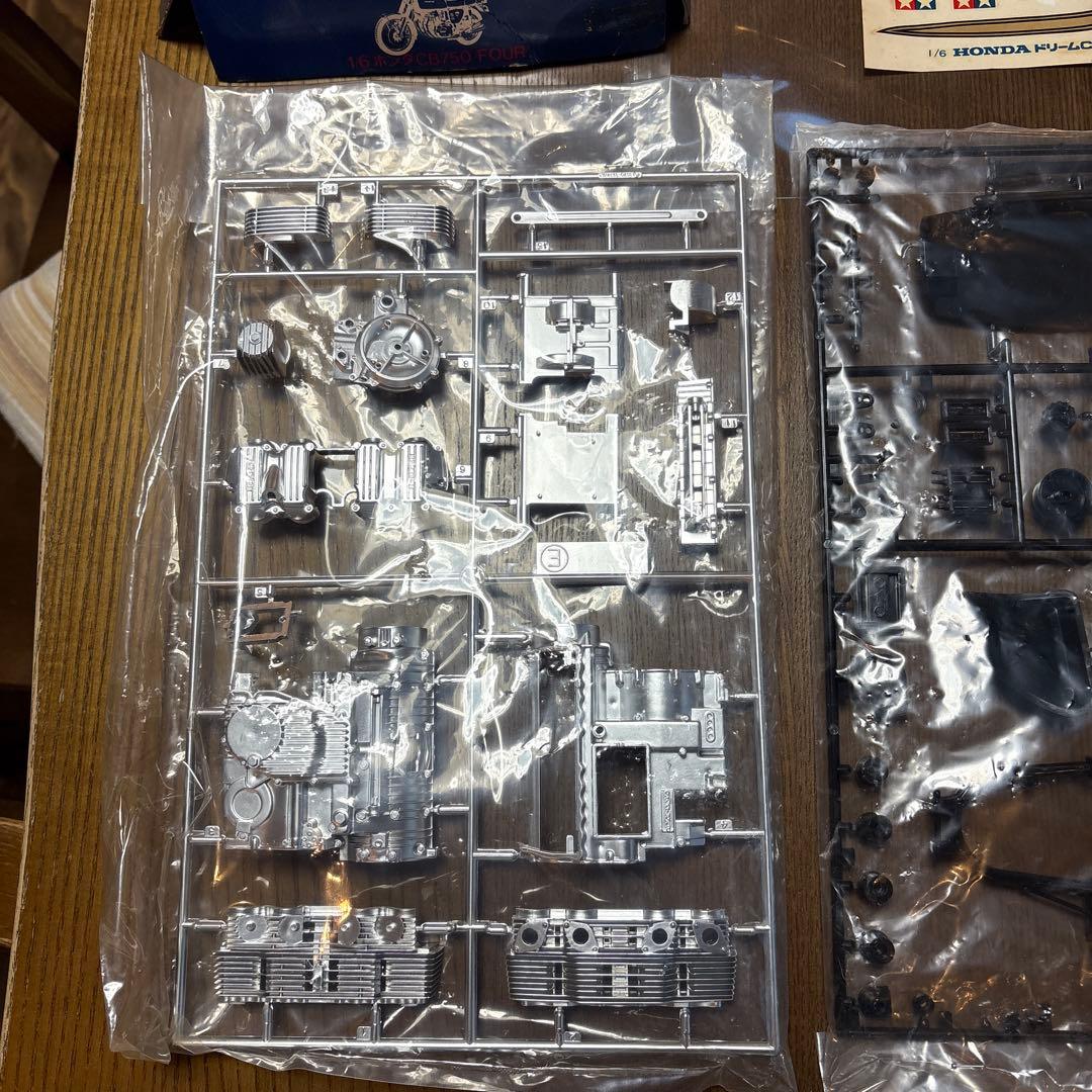 タミヤ　オートバイ　プラモデル　1/6スケール　ホンダ　CB750 FOUR