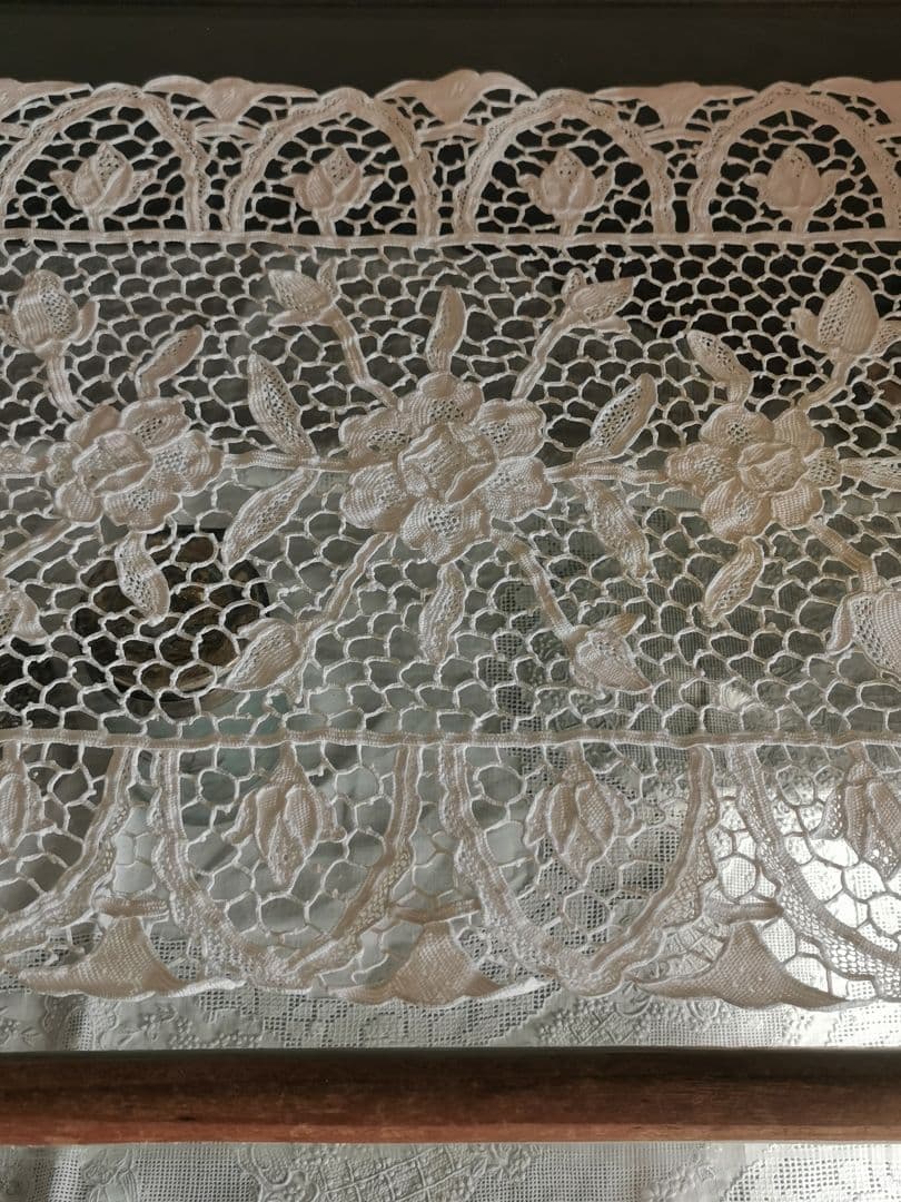 アンティーク イタリア ポワンドヴェニスローズ 薔薇と蕾 リネンレースランナー