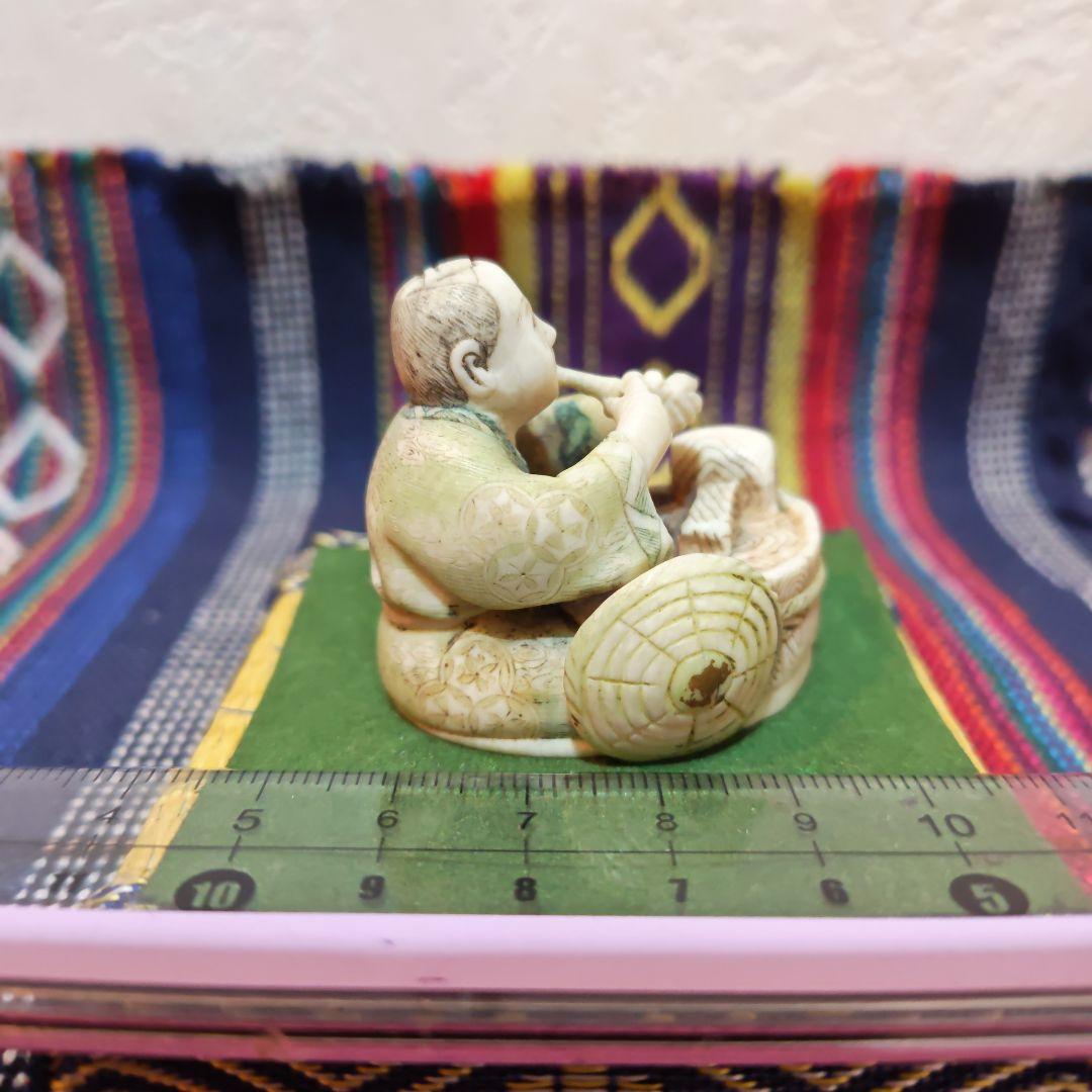 時代提物 彩色人物根付 天然素材 在銘【煙管で一服】高さ約3.9cm 重約33ｇ