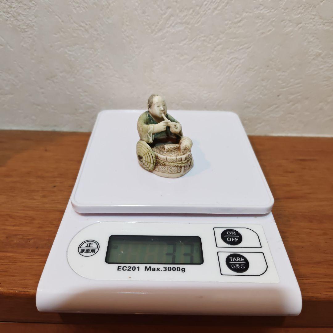 時代提物 彩色人物根付 天然素材 在銘【煙管で一服】高さ約3.9cm 重約33ｇ