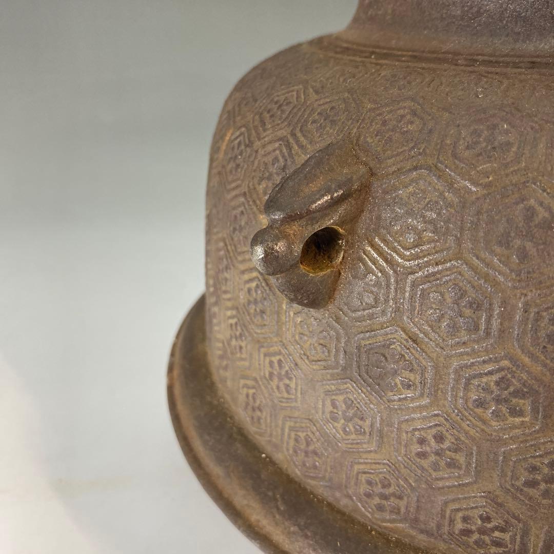 【茶道具】高橋敬典造　真形羽付亀甲文釜（共箱）