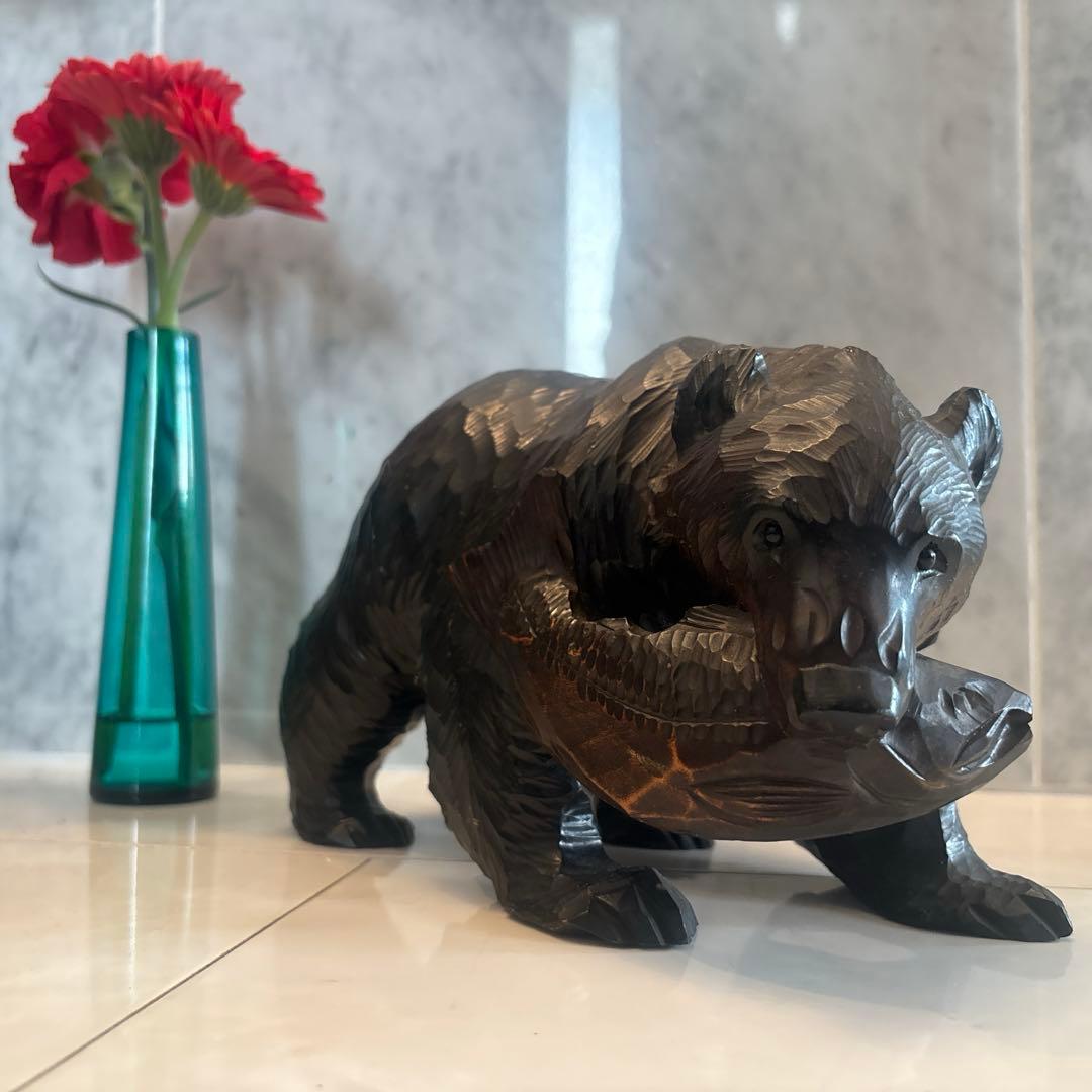 アイヌ名門堀井一族が手掛けたガラスの瞳で彫りや塗りが一級品のクマ