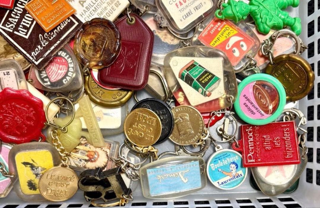 24【100個まとめて!】ヴィンテージ フランスフレンチ キーホルダー