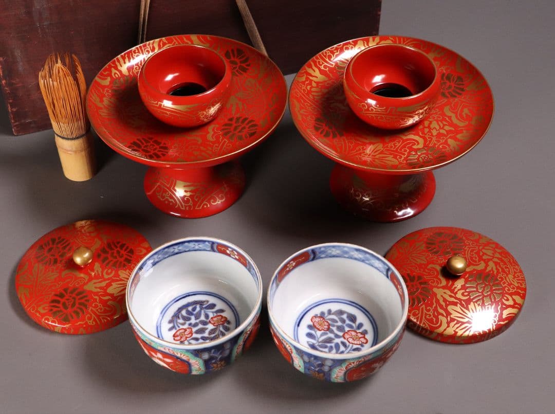 時代花唐草蒔絵 朱塗茶台 茶碗一対 天然木 金蒔絵 古伊万里【MA365】