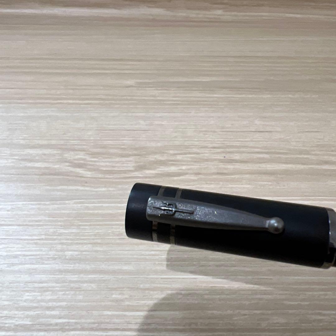 黒　金属製　万年筆
