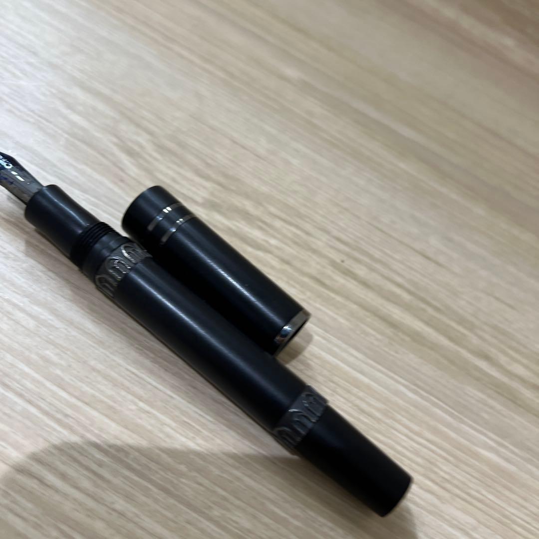 黒　金属製　万年筆
