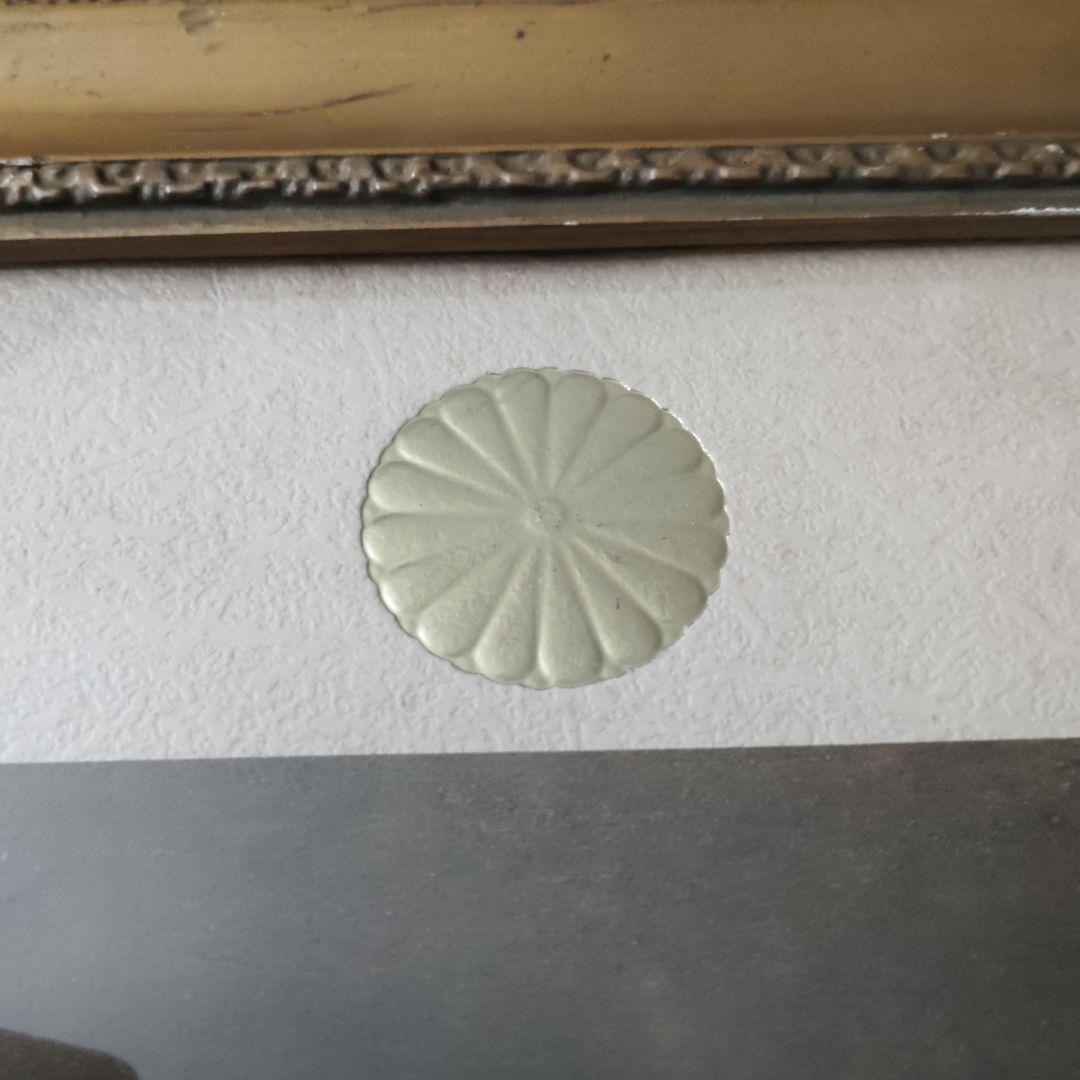 東光會謹製　明治天皇御尊影　額装肖像画　軍服　菊の御紋入り　金木枠