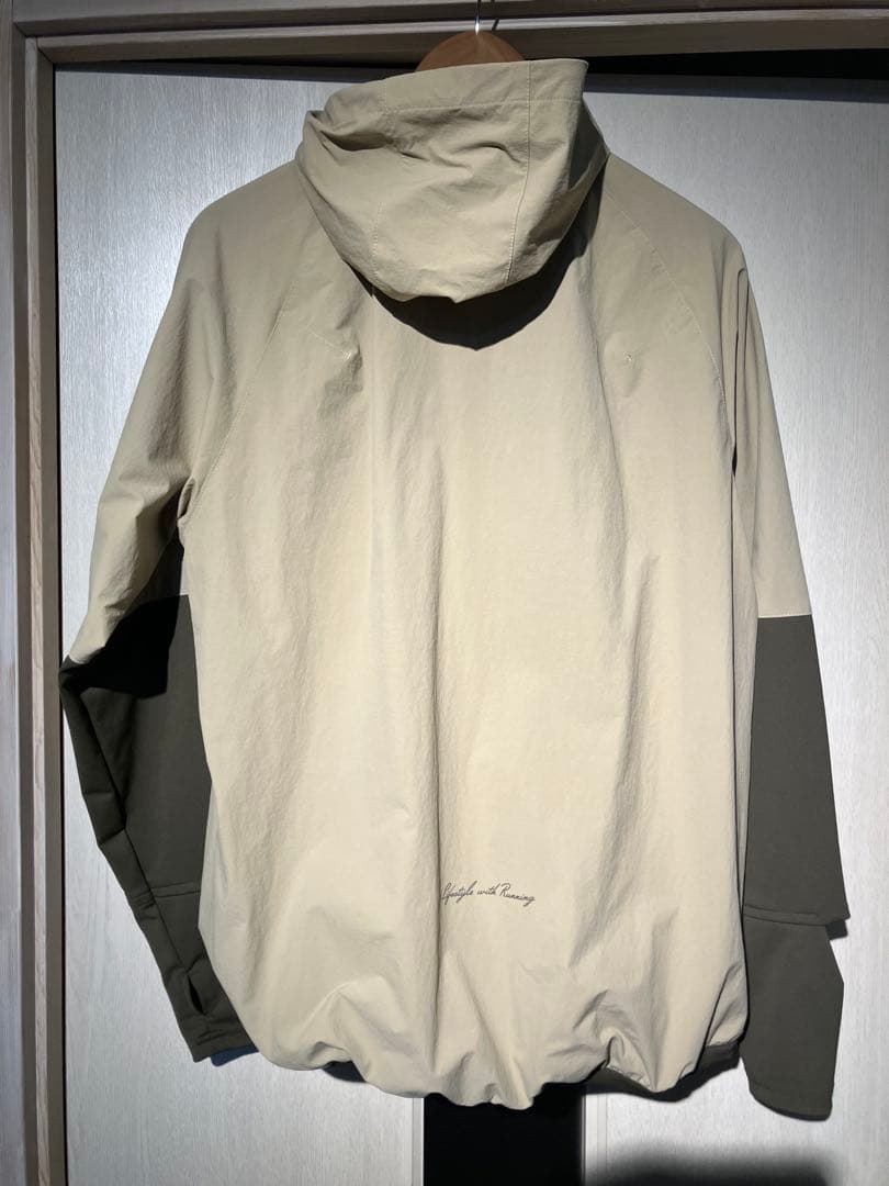 ラントリップ　ベージュ フード付き ウィンドブレーカー M