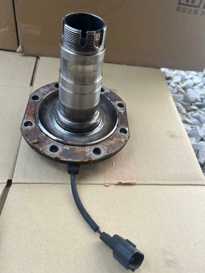 【中古品】ランドクルーザー70 パワーロッキングハブ用のスピンドル