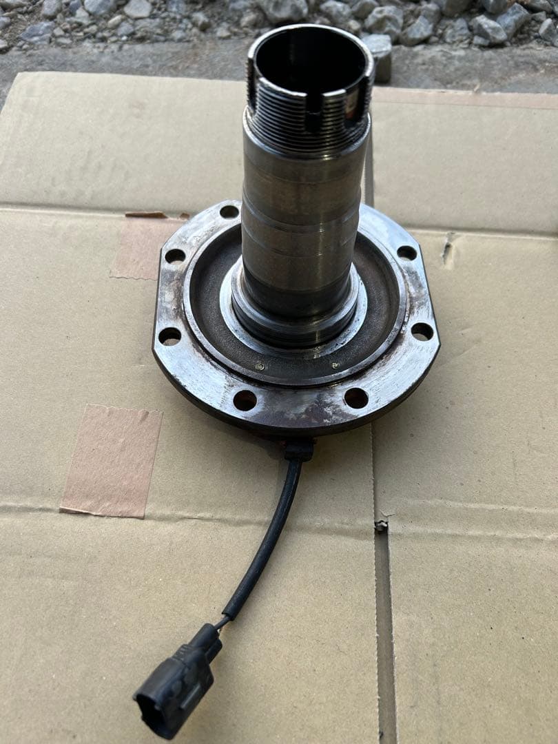 【中古品】ランドクルーザー70 パワーロッキングハブ用のスピンドル