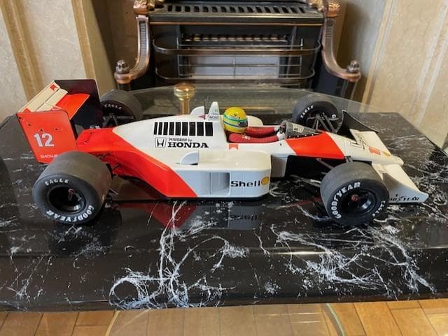 ロボット McLaren MP4/4 Ayrton Senna 1988