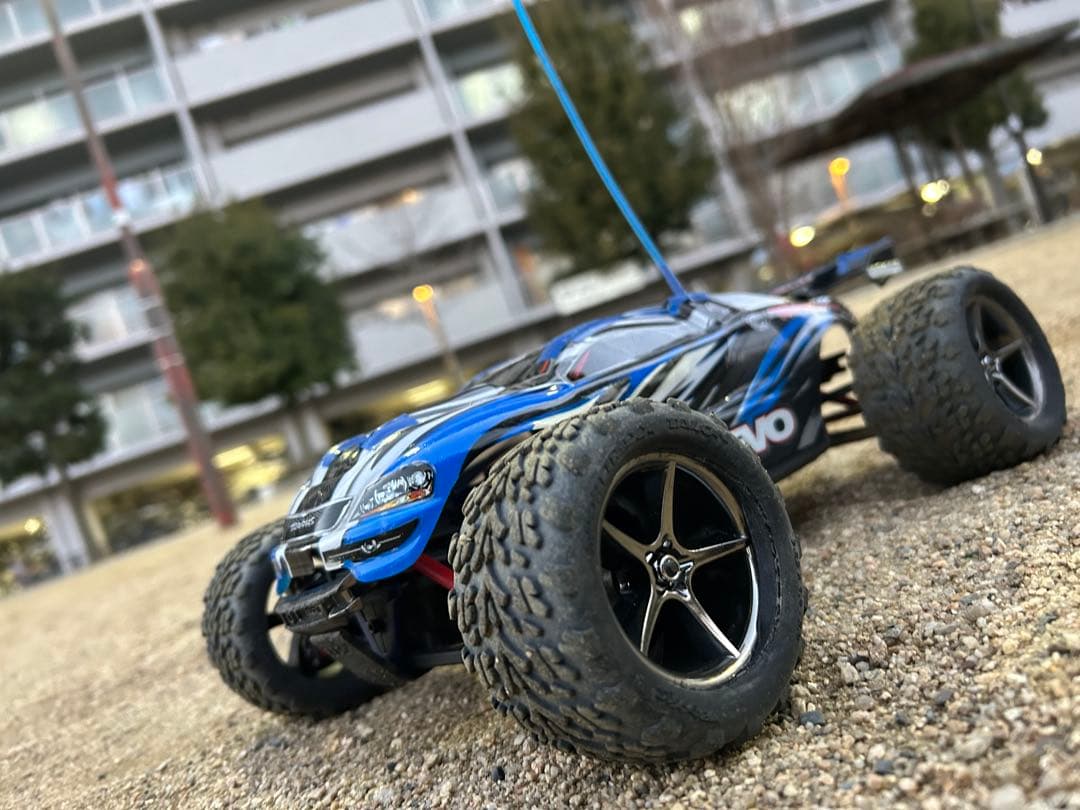 トラクサス　e-revo 1/16 送受信機なし　ほぼノーマル　シャフト交換