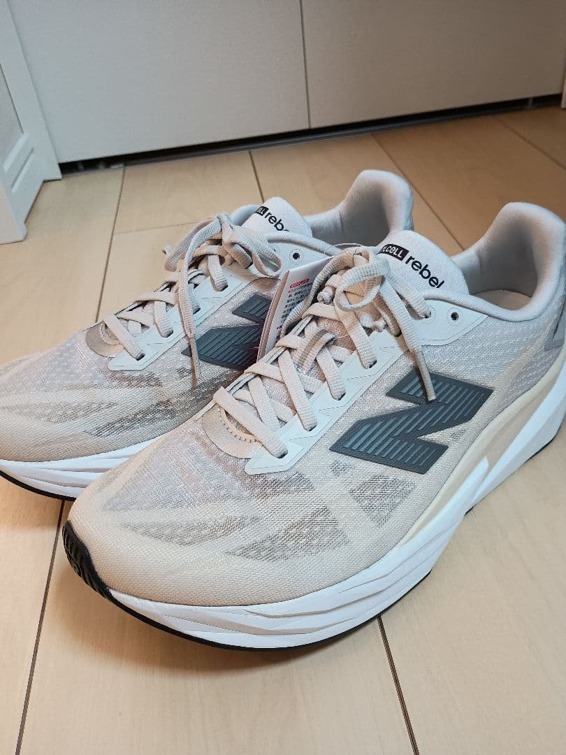新品未ニューバランスFuelCellRebelv5 26cmワイズDグレー