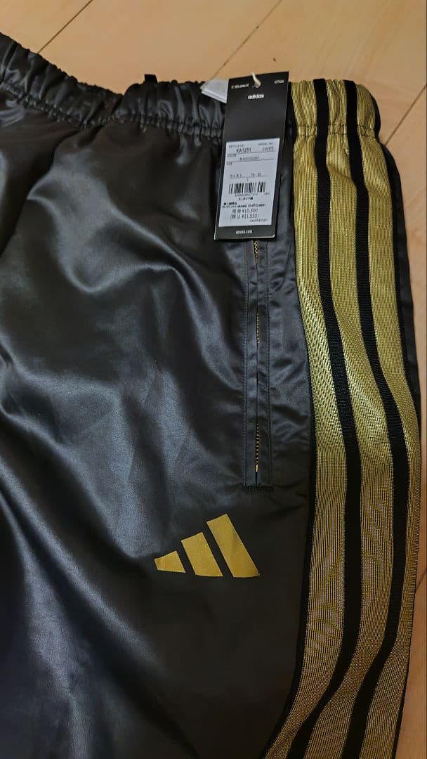 adidasウインドスーツセットアップ上下、光沢、ツヤL　 黒金