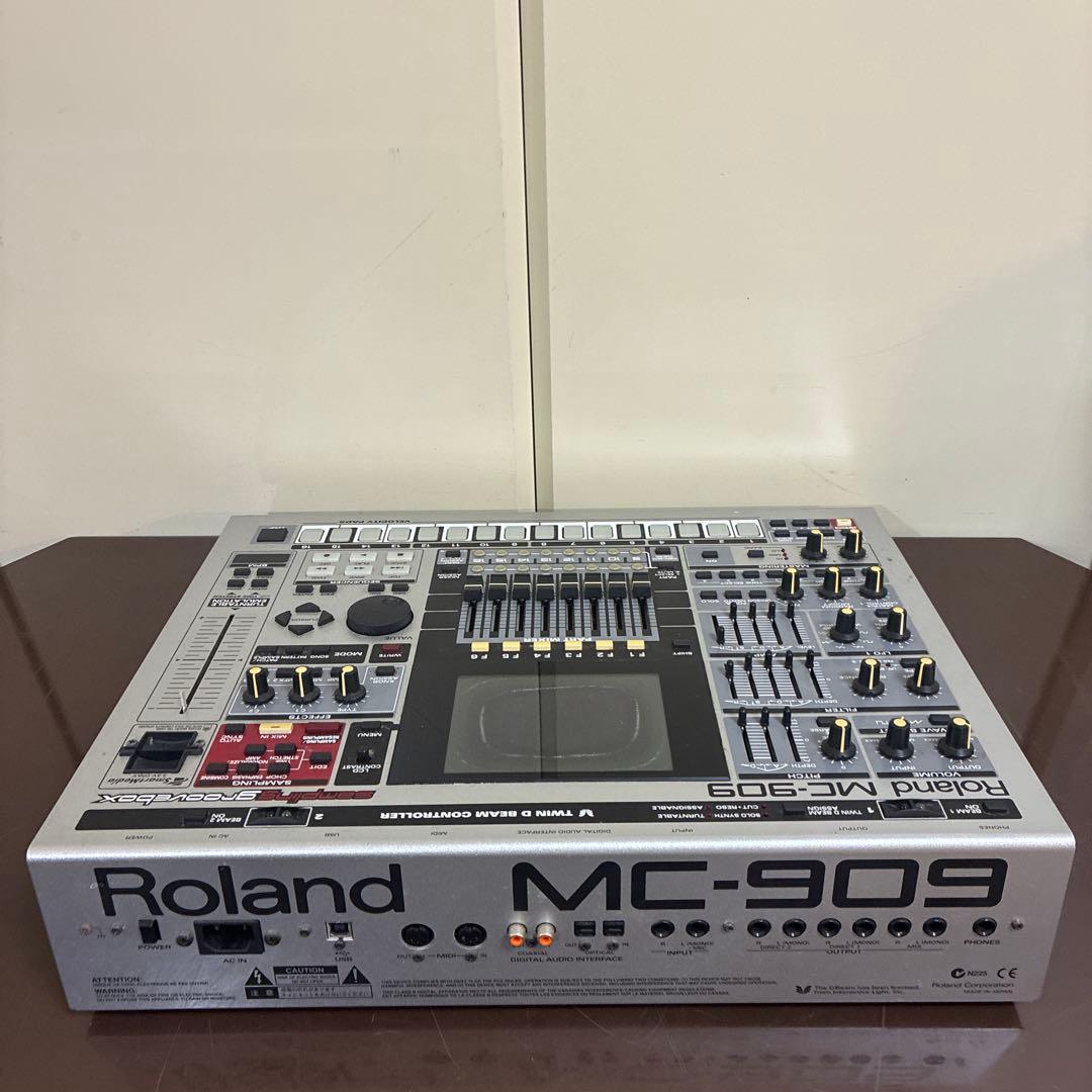 Roland MC-909 Groovebox サンプラー ケース付き