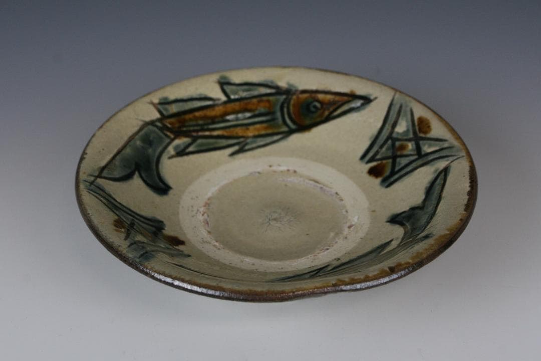 壺屋焼 人間国宝 金城次郎 作　釘彫り魚文五寸皿（重ね焼）