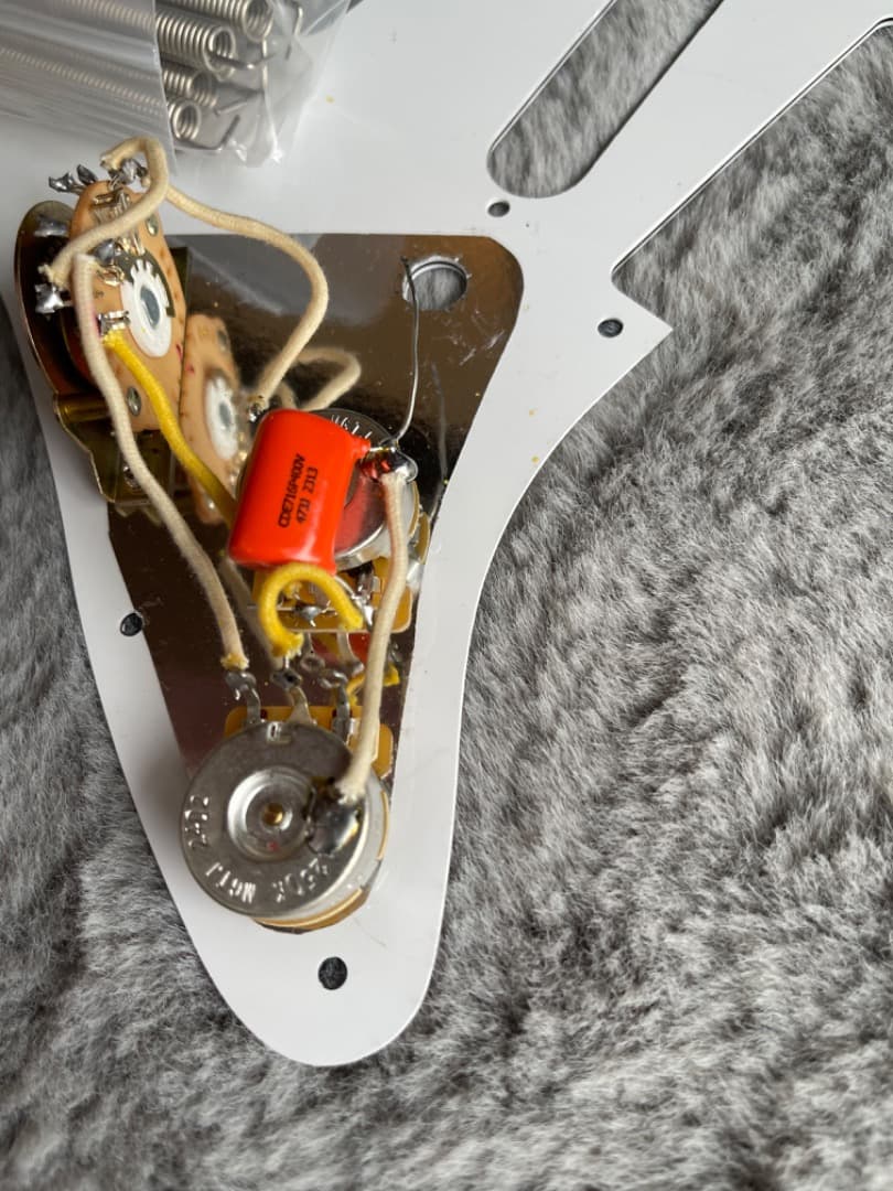 ジャンク品　ギター ボディ　ネック塗料他