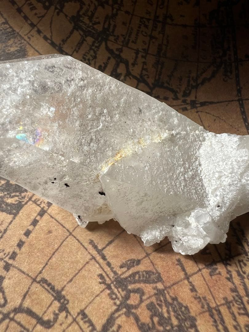 龍脈の精髄 ― 水晶「虹を宿す天の導き」 ※売上の一部を保護猫活動に使用