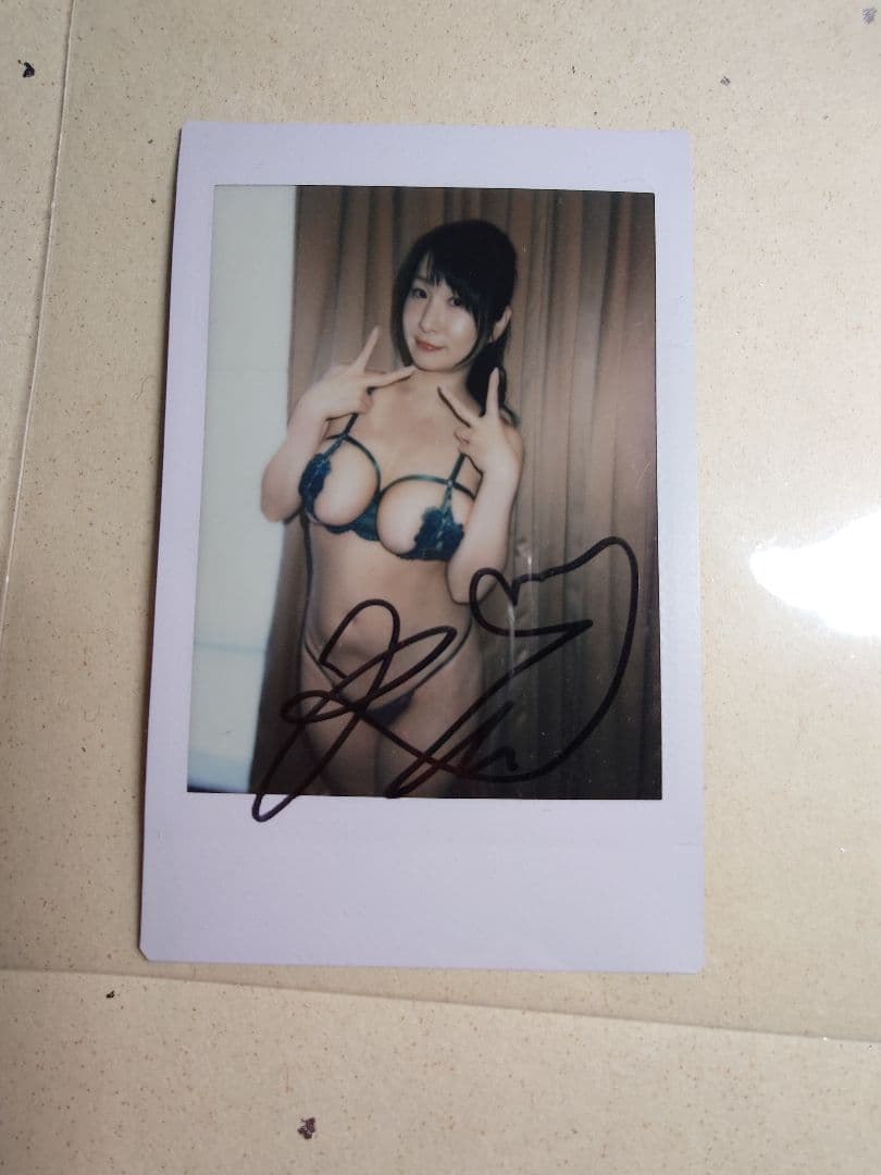 桐山瑠衣　直筆サイン入りチェキ