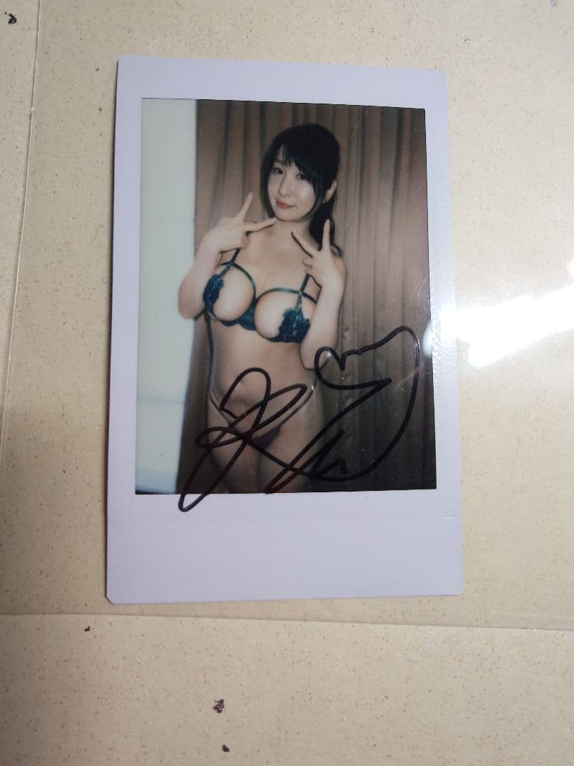 桐山瑠衣　直筆サイン入りチェキ