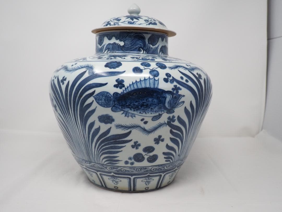 染付　青花魚藻文壷　蓋つき　中国　-SO