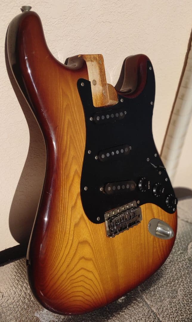 拉*孟様 日本製　フェルナンデス　ストラトタイプボディ　ネックはおまけ