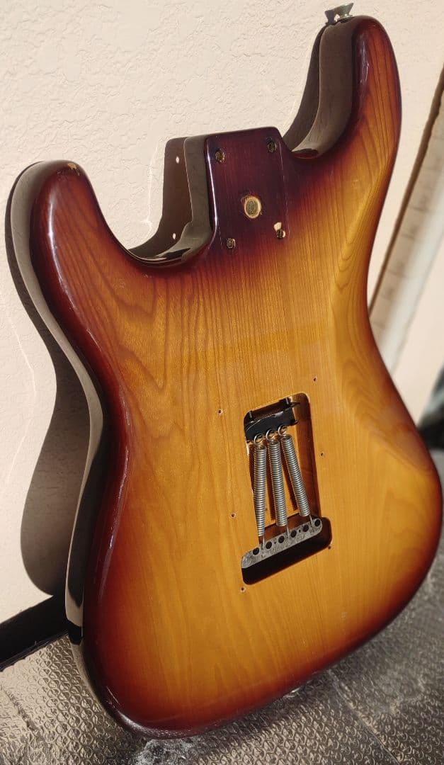 拉*孟様 日本製　フェルナンデス　ストラトタイプボディ　ネックはおまけ