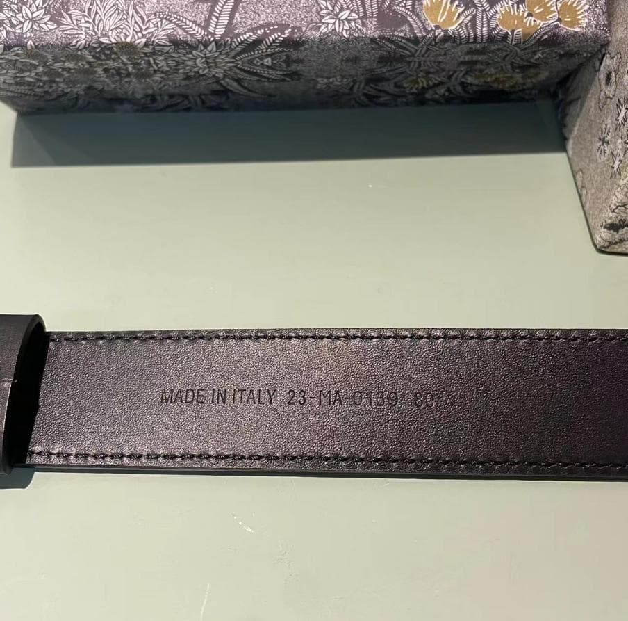 Dior 黒レザーベルト ロゴ入り