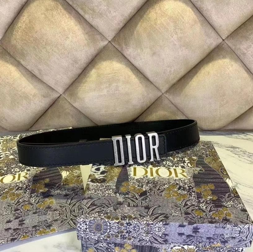 Dior 黒レザーベルト ロゴ入り