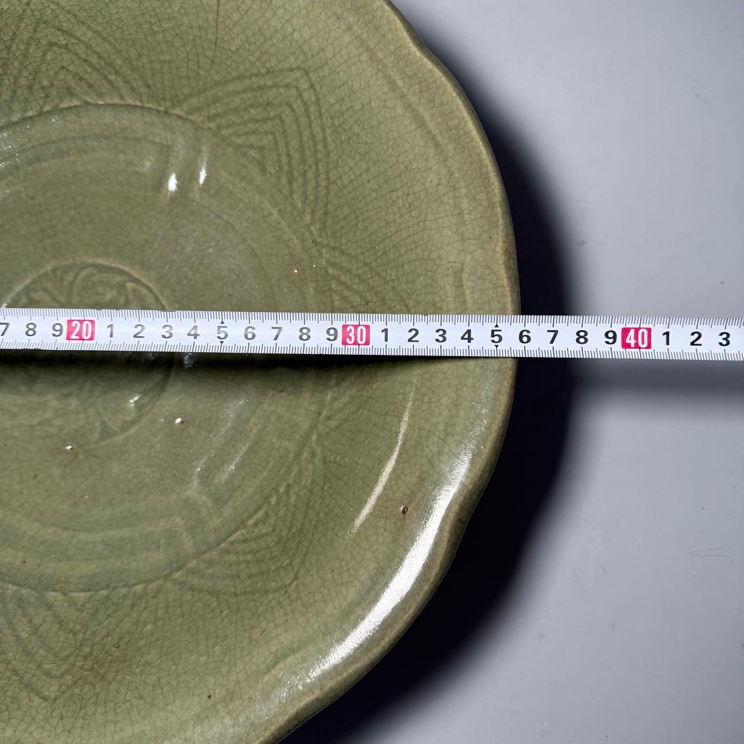 古伊万里　古波佐見　青磁陽刻大皿　共箱　1700年前後　美しい貫入　35.9cm