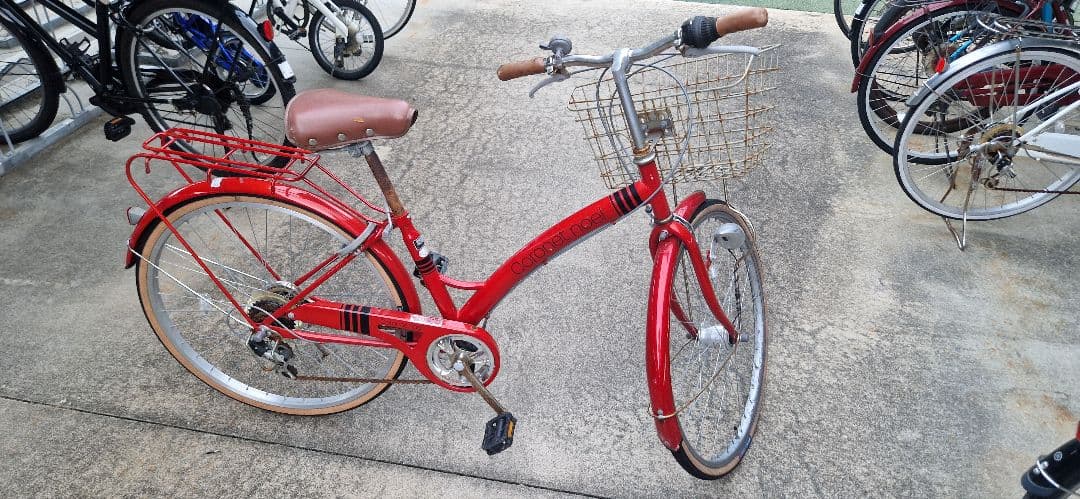 赤いシティサイクル 前面バスケット付き