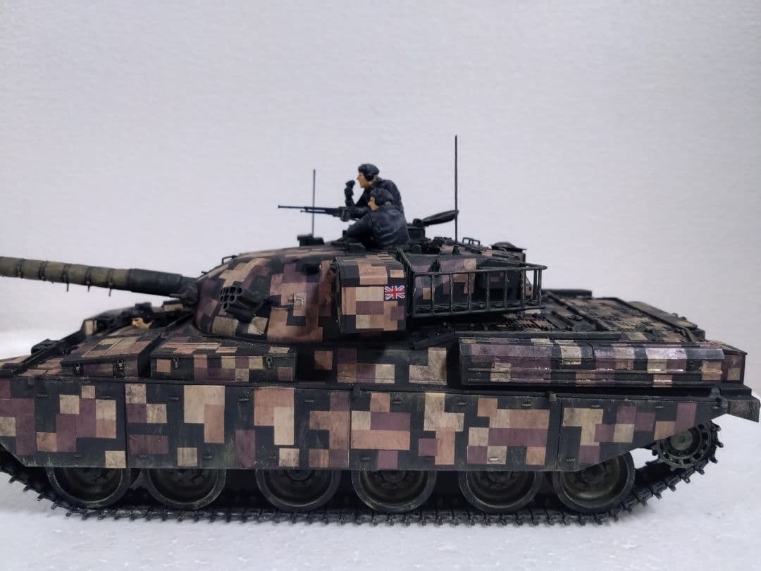 プラモデル戦車プラモデル　1/35チーフテン　デジタル迷彩完成品
