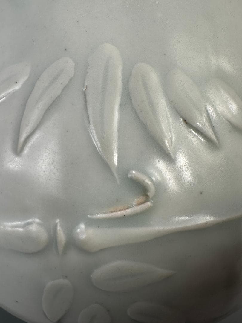 韓国美術　李朝時代　李朝　白磁　陽刻　竹　梅文　鶴首瓶　花器　花瓶　朝鮮古陶磁