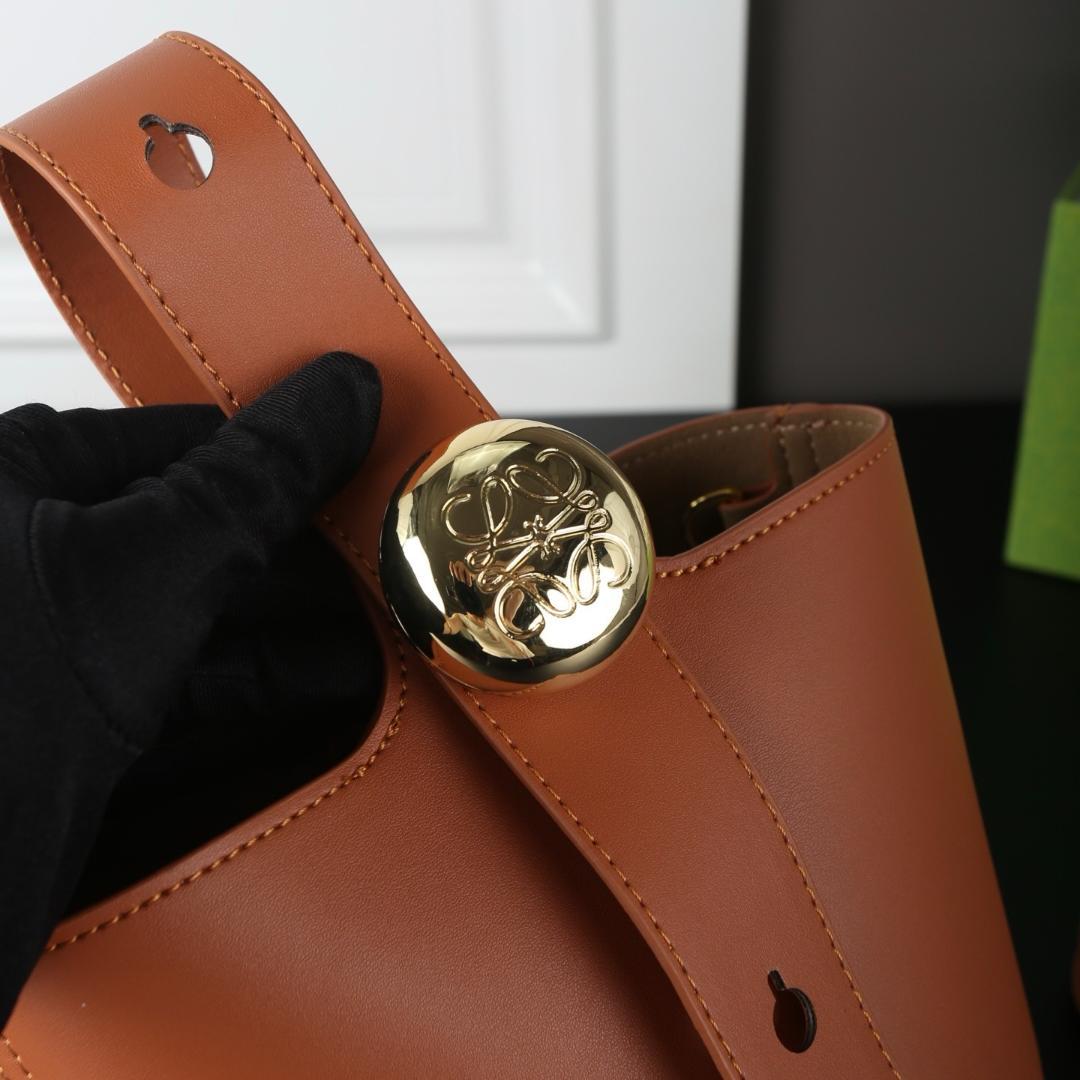 美品ノベルティ　ショルダーバッグ　ブラウン　レザー