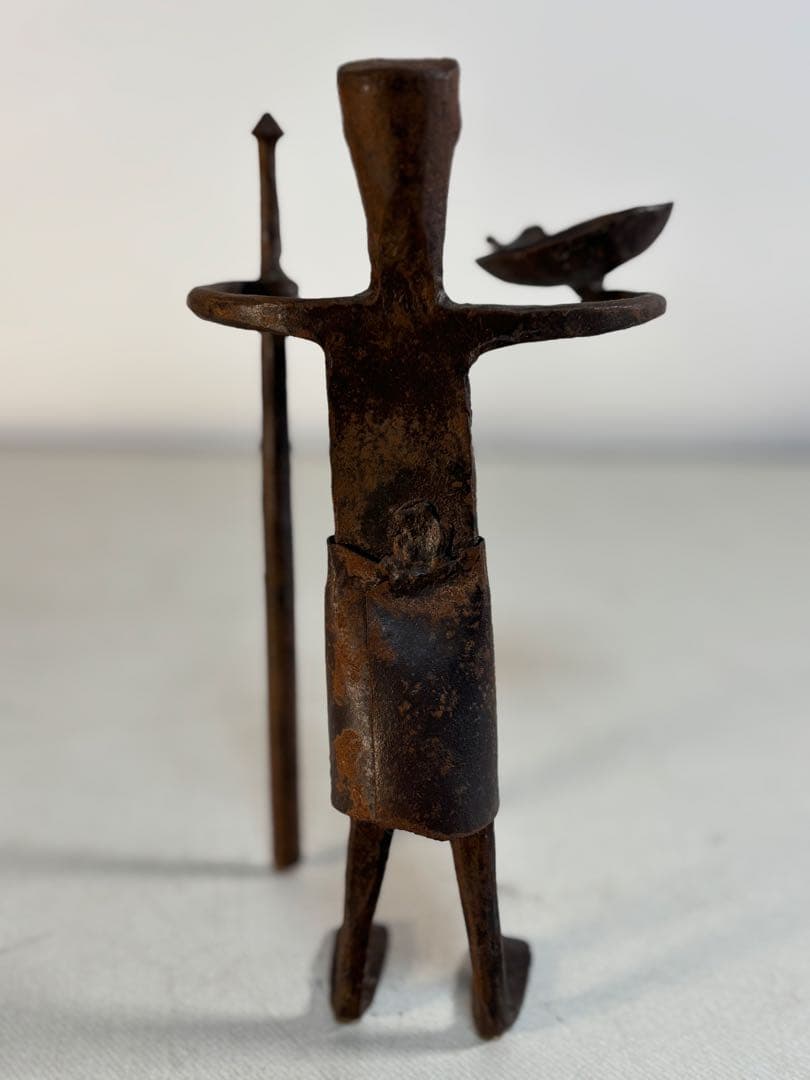 アンティーク 金属製人型キャンドルホルダー　盾と槍付き