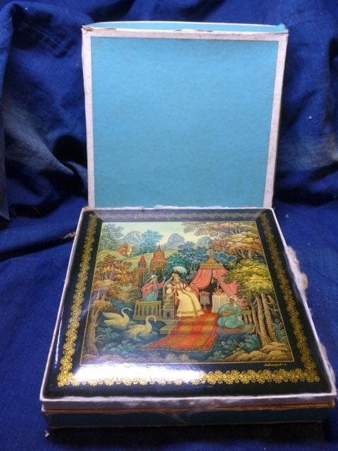 大変貴重なロシアのラッカーミニアチュールの大箱です。手描きです