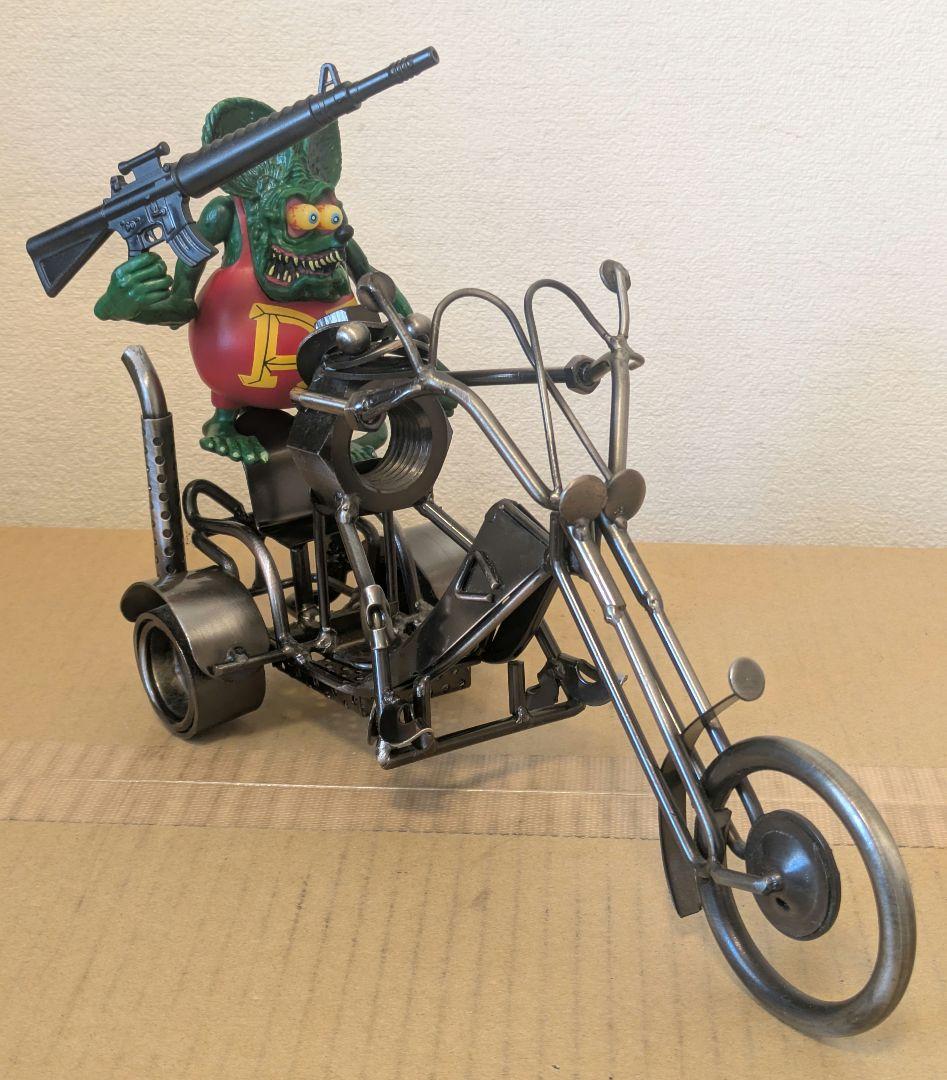 ラットフィンク　フィギュアとバイクの置物