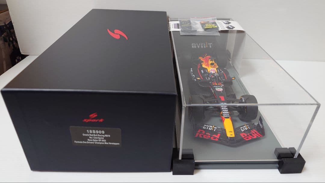 ミニカー Red Bull Racing RB19 Max Verstappen