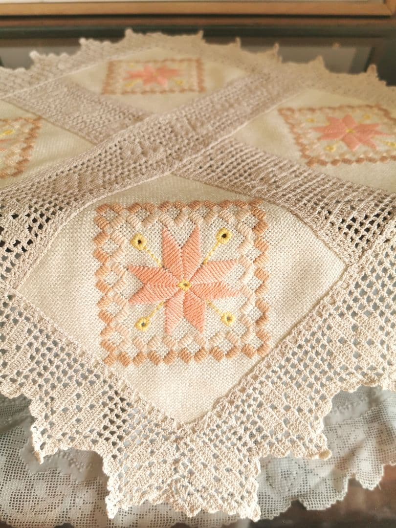 アンティーク北欧 コーラルピンクハーダンガー刺繍＆ベージュクロシェ編リネンクロス