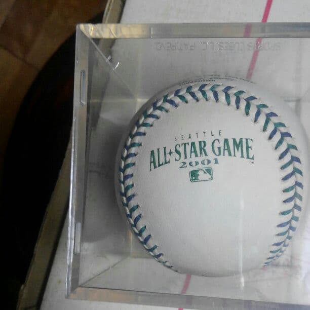 イチローマリナーズの時のサインボールです。