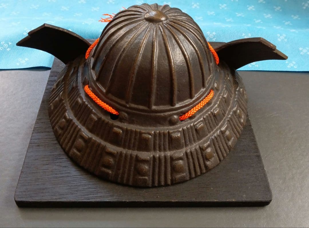 出世兜　兜　節句　置き物　アンティーク　木製台座付き