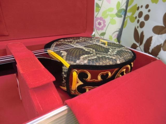 新品未使用(送料無料)11.980円沖縄三線専用肩紐付き一丁入アルミハードケース