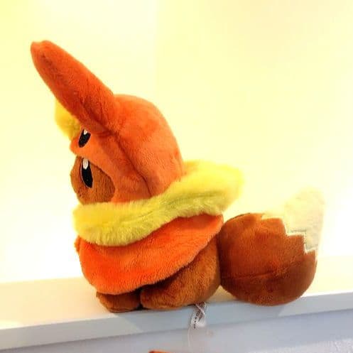 ポケモン ブースターのポンチョを着たイーブイ ぬいぐるみ ブースター イーブイ