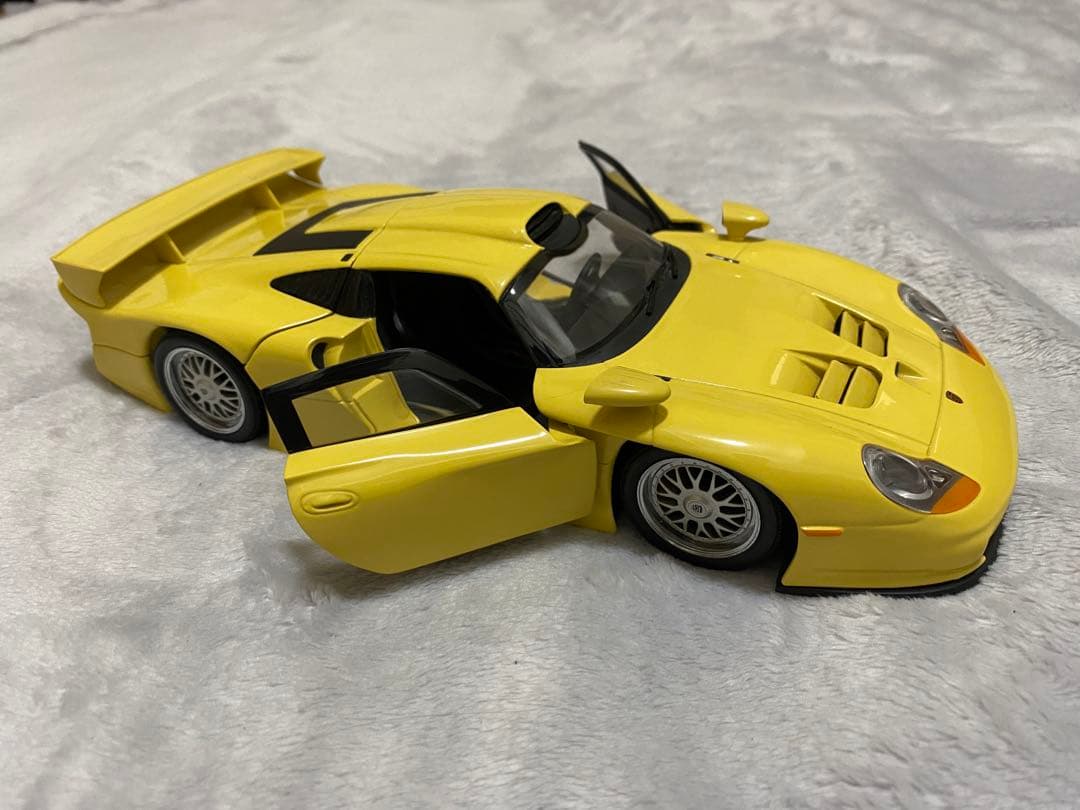 ミニカー UT PORSCHE 911 GT1 1/18