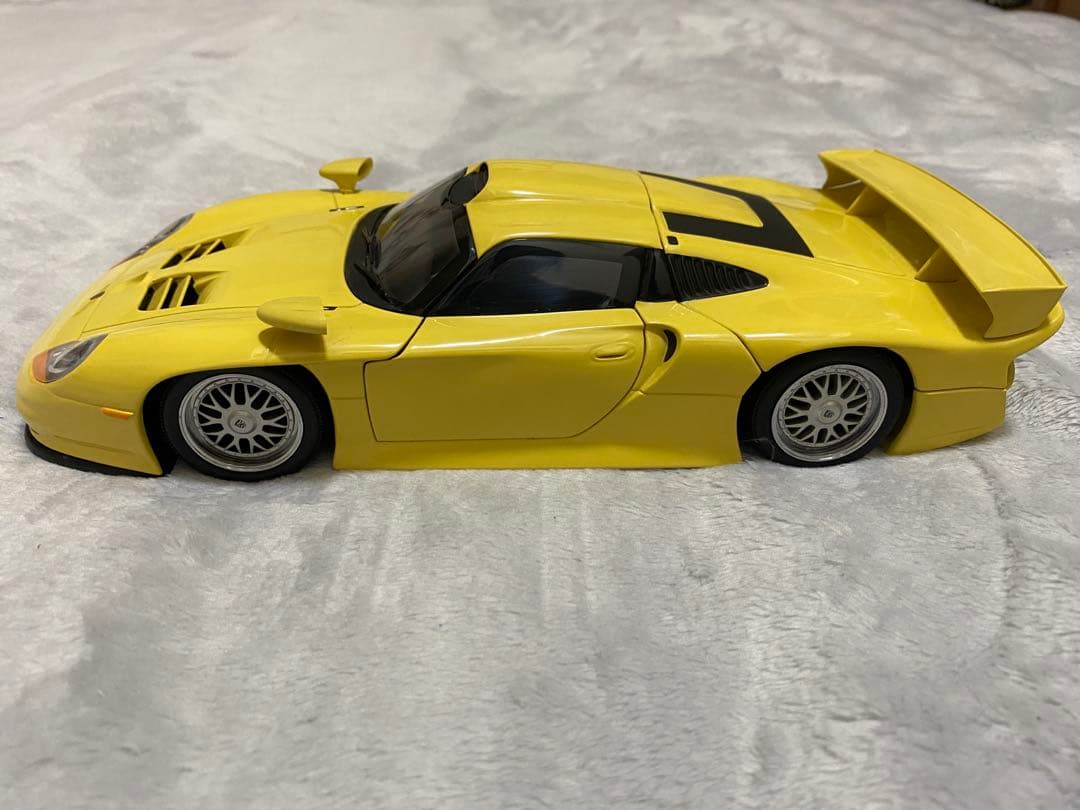 ミニカー UT PORSCHE 911 GT1 1/18