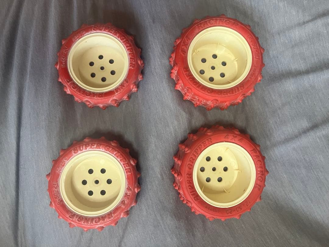 タミヤ 当時物　カラータイヤ　赤　前後　　　ホットショットに使用