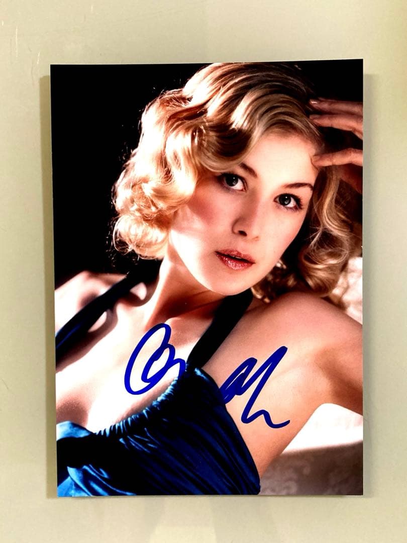 ロザムンド・パイク直筆サイン入り2Lサイズ写真…